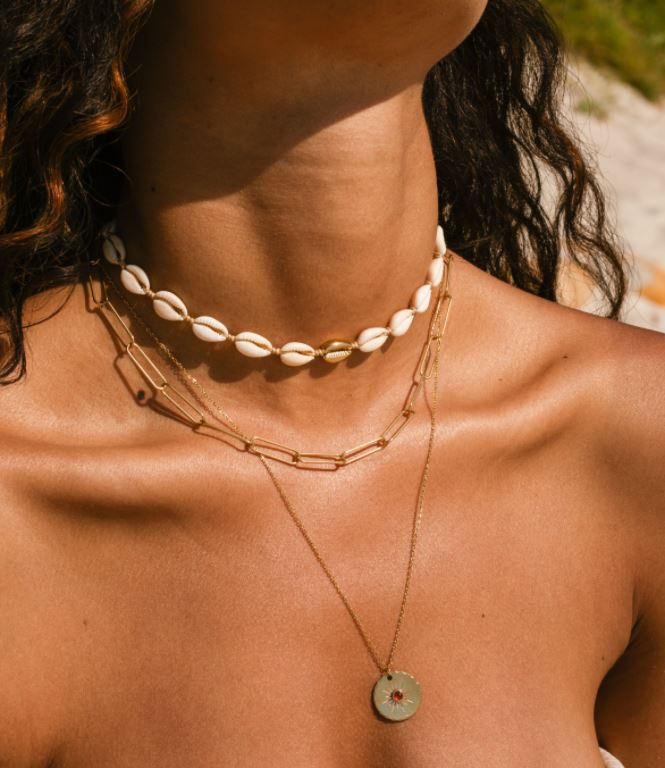 Bijoux surf : notre sélection tendance été 2022